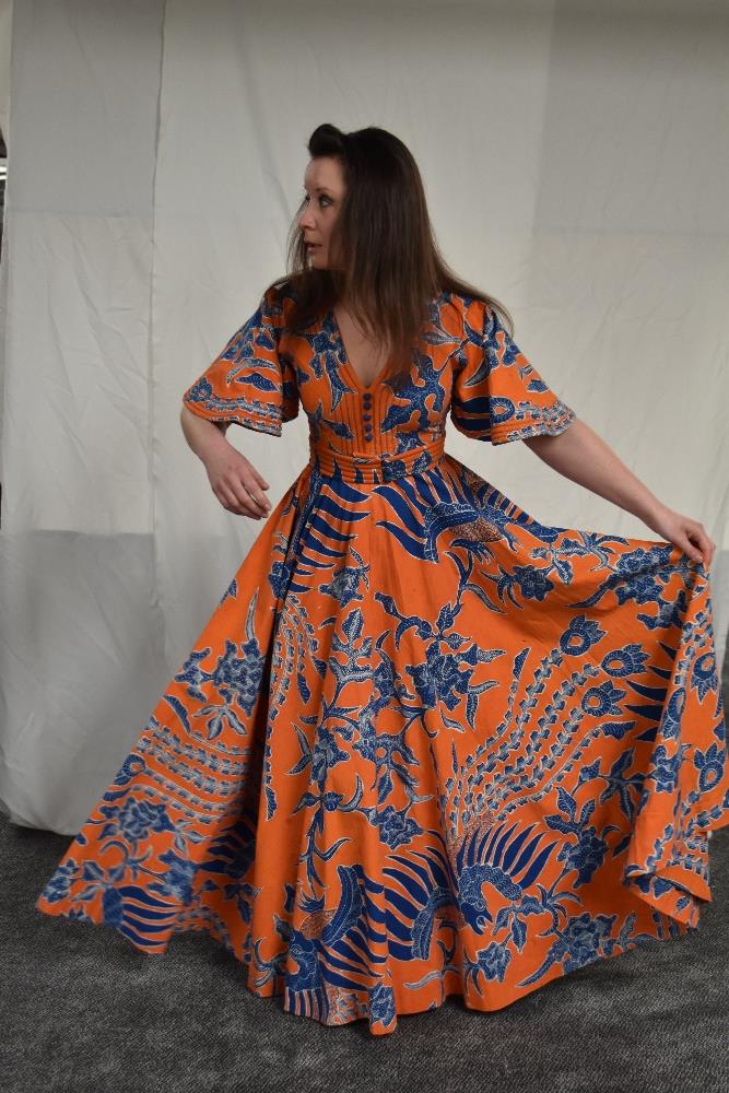 A vintage Batik evening dress having orange ground with bold blue and white design, Made in - Image 3 of 9