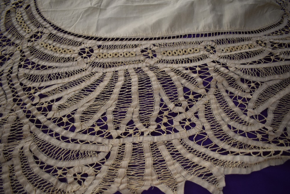 A vintage tape lace cloth or cover approx 86' by 98'. - Image 2 of 4