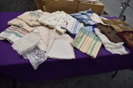 A mixed lot of vintage table linen and fabrics.