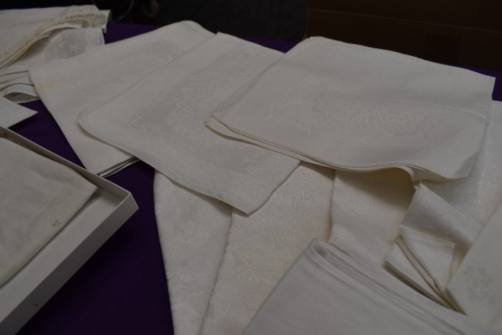 A large collection of antique table linen etc including crotchet mats, damask table cloths,napkins - Image 4 of 6