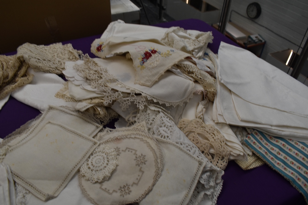 A large collection of antique table linen etc including crotchet mats, damask table cloths,napkins - Image 6 of 6