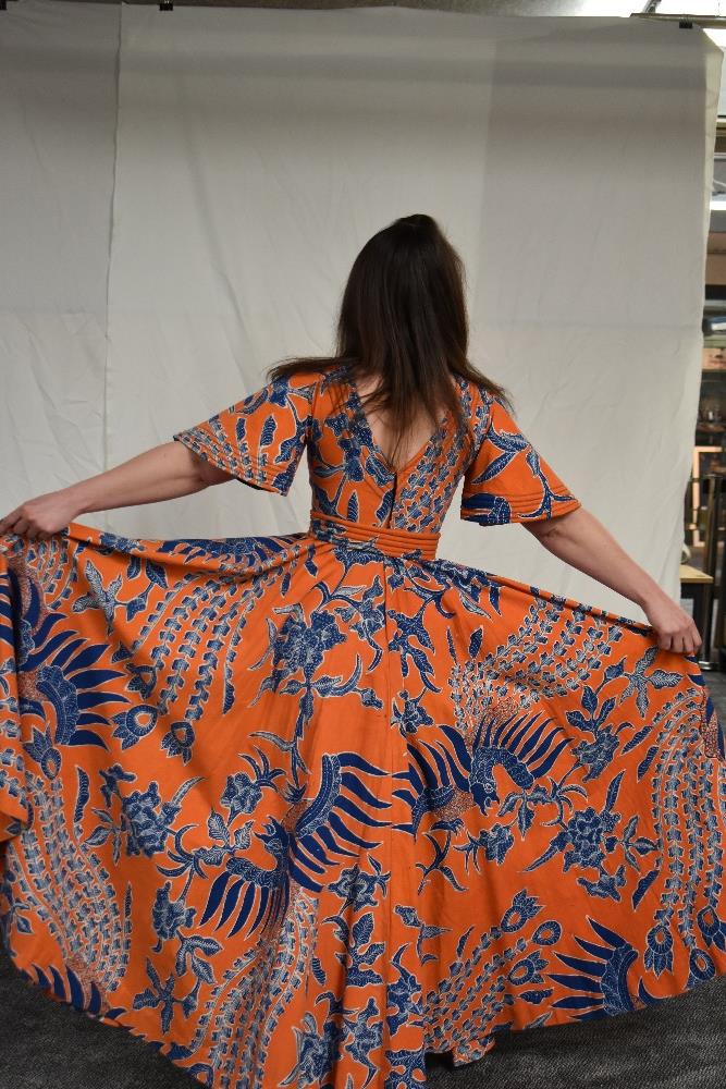 A vintage Batik evening dress having orange ground with bold blue and white design, Made in - Image 5 of 9