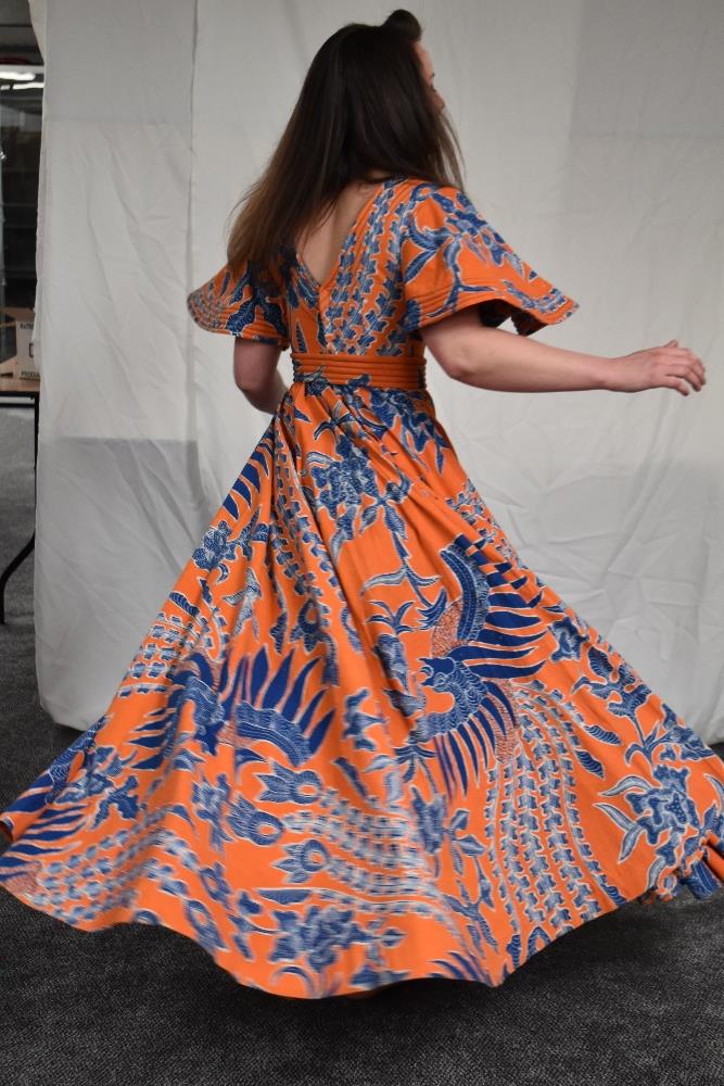 A vintage Batik evening dress having orange ground with bold blue and white design, Made in - Image 9 of 9