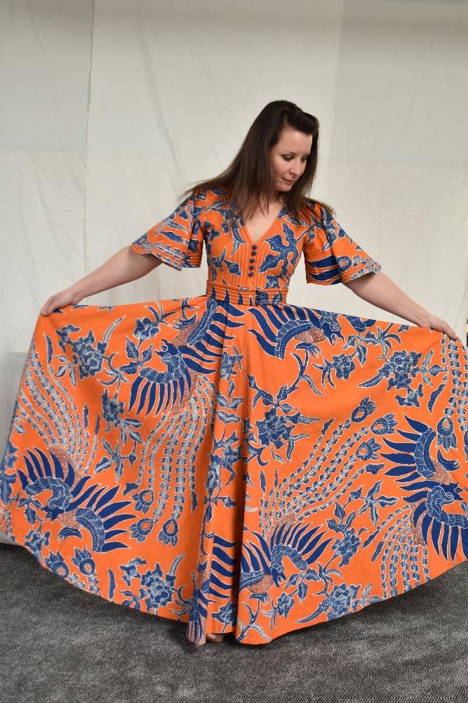 A vintage Batik evening dress having orange ground with bold blue and white design, Made in - Image 4 of 9