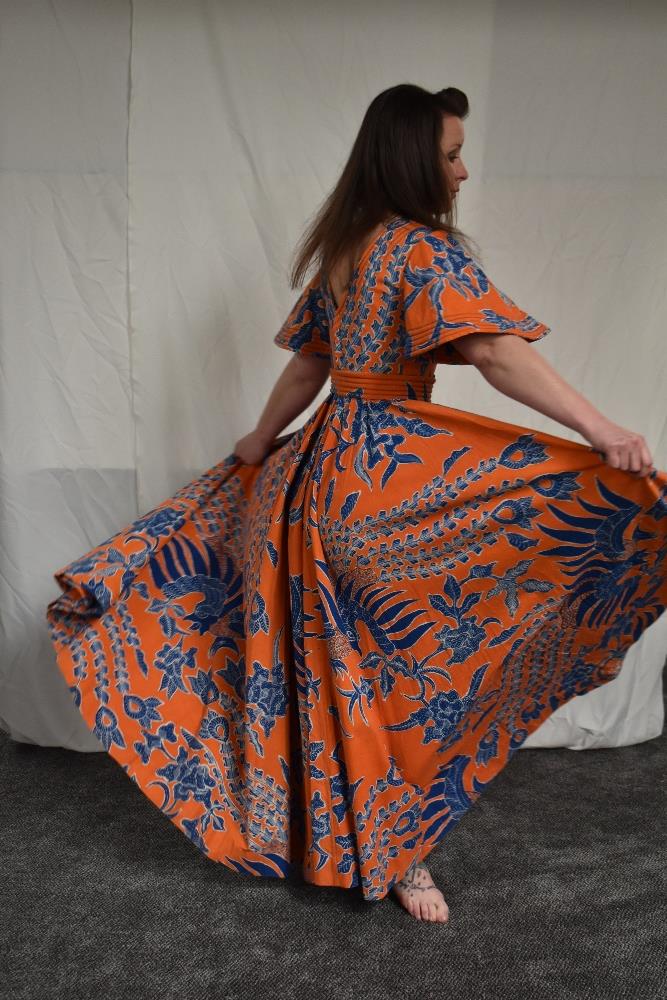 A vintage Batik evening dress having orange ground with bold blue and white design, Made in - Image 6 of 9