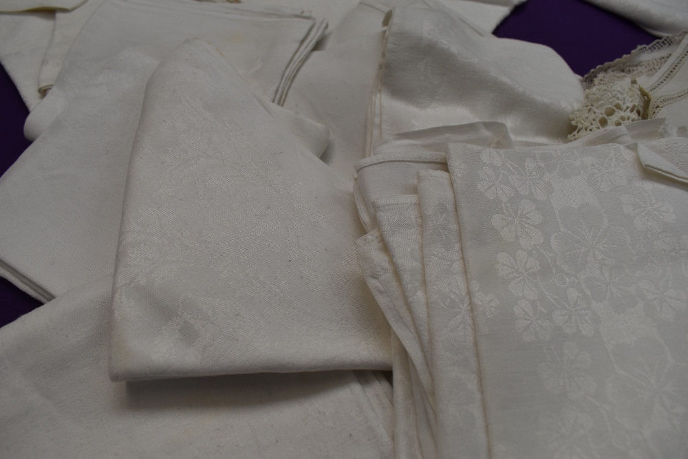 A large collection of antique table linen etc including crotchet mats, damask table cloths,napkins - Image 3 of 6