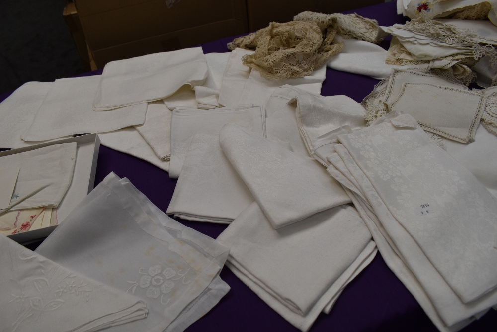 A large collection of antique table linen etc including crotchet mats, damask table cloths,napkins - Image 2 of 6