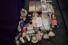 A shelf of modern Collectors Dolls and Clowns including Leonardo, Alberon, Victoria, some boxed (