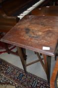 An early 20th Century oak occasional table/plant stand