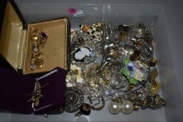 A small selection of costume jewellery including cufflinks, brooches, earrings etc