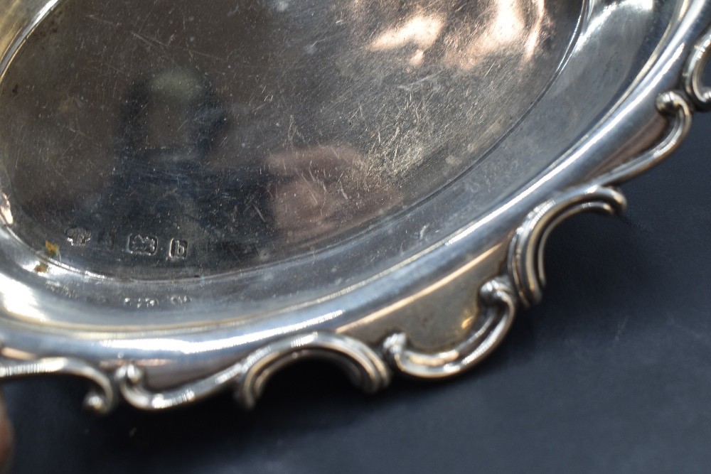 A pair of Edwardian silver dishes, of oval form with broad C-scroll moulded rim, Marks for - Image 3 of 4