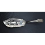 A George IV silver fish server, fiddle pattern with pierced 'blade', marks for London 1828, maker