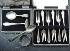 A cased set of six silver cake forks having moulded decoration to terminals, Birmingham 1925,