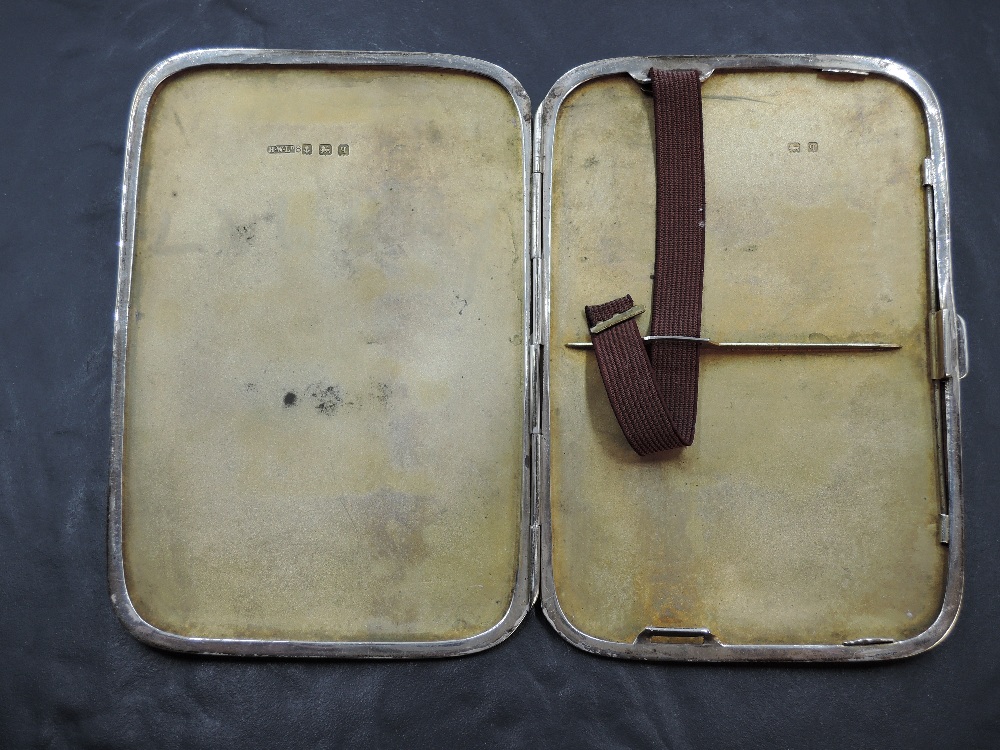 An Early 20th century silver cigarette case, of rounded rectangular form, the plain body with - Image 2 of 2