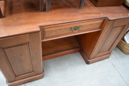 A late Victorian mahogany dressing table of inverted breakfront form with central kneehole aperture