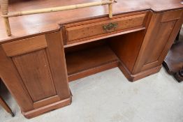 A late Victorian mahogany dressing table of inverted breakfront form with central kneehole aperture