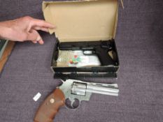 A Sportsmarketing G-10 Repeater Air Pistol 18 shot BB Repeater, .177 with BB's and darts in box