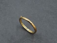 A 22ct gold wedding band (AF) approx 2.8g