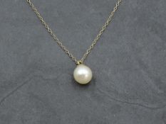 A cultured pearl pendant on a fine 14ct gold chain, approx 16' & 1.1g