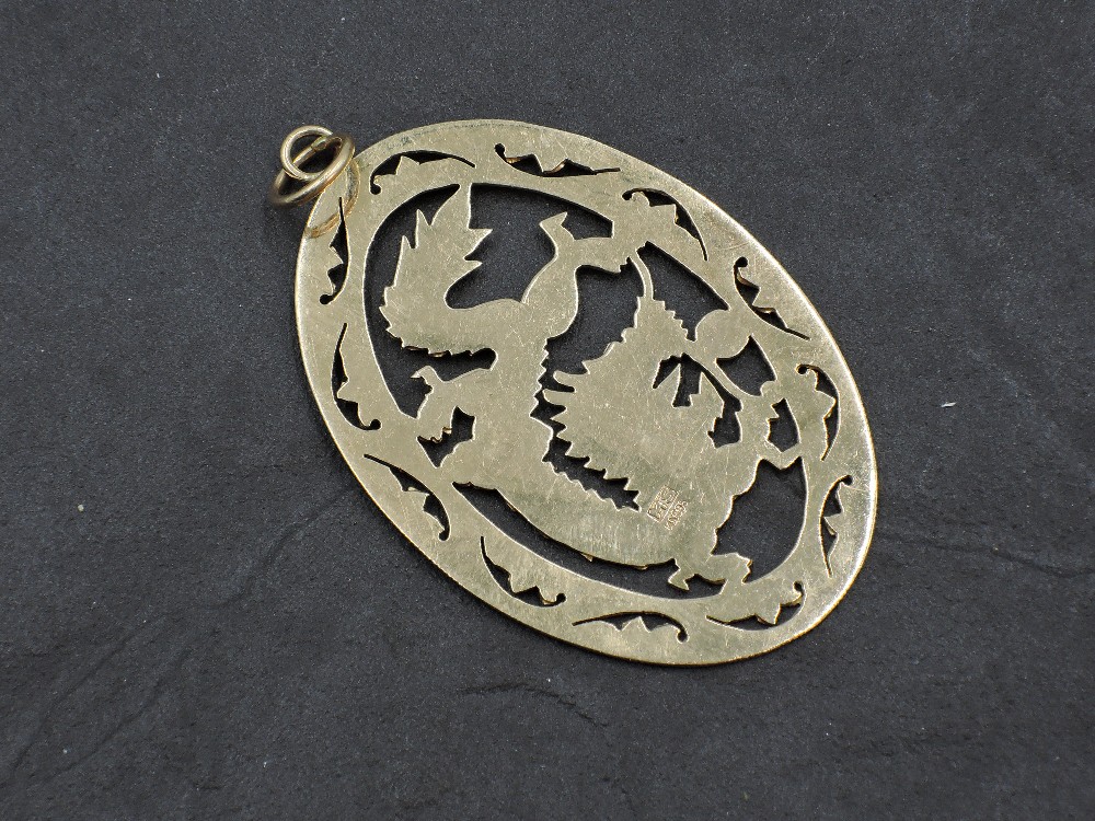 A 14ct gold pendant depicting a Chinese dragon, maker MS, approx 5.7g - Image 2 of 2