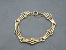 A 9ct gold three bar decorative gate bracelet, approx 5.6g