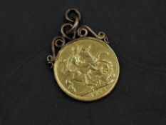An Edward VII gold sovereign, no mint mark, having a fixed yellow metal pendant loop