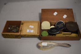 Assorted 20th century dressing table items including comb, Viners brush and buttons