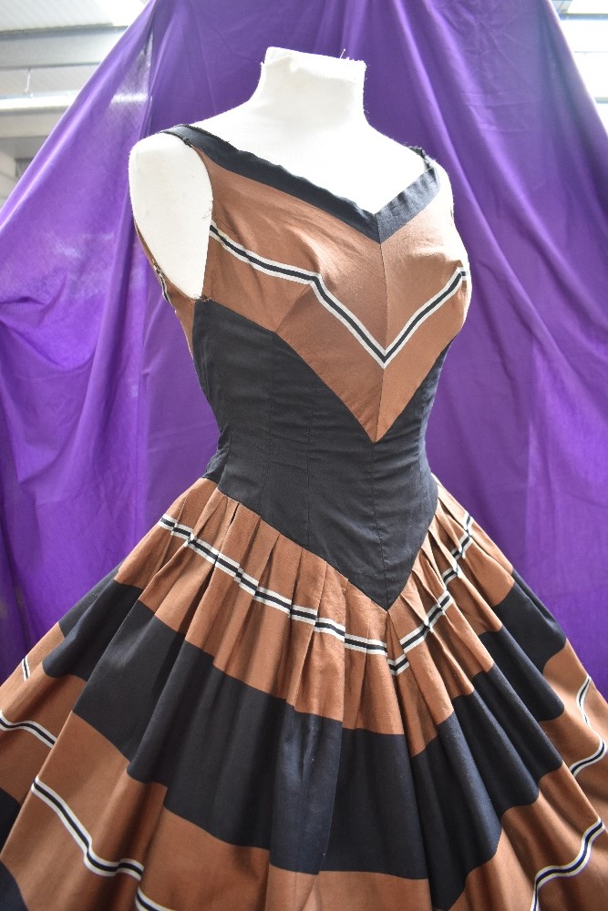 A 1950s American day dress,having fitted bodice drawing to a point in the centre, full pleated - Image 4 of 7