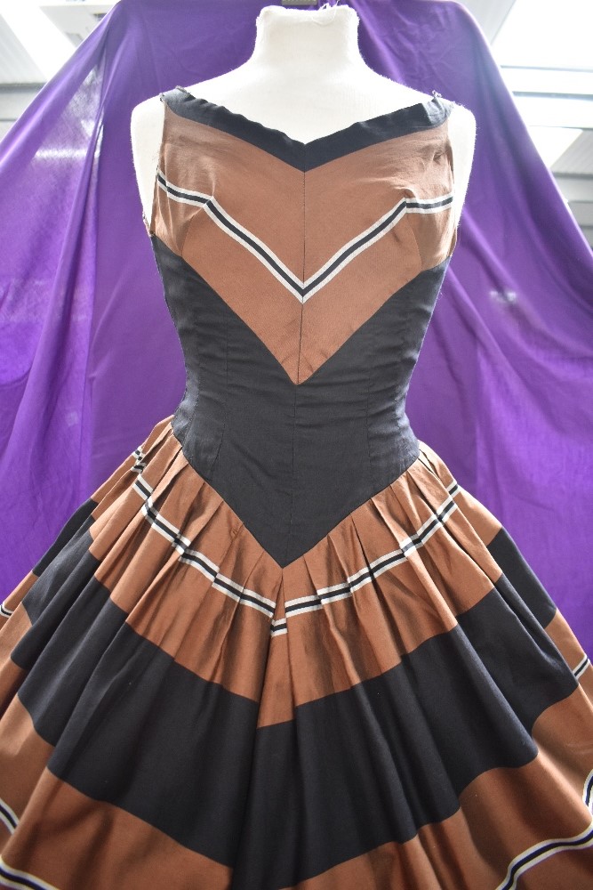 A 1950s American day dress,having fitted bodice drawing to a point in the centre, full pleated - Image 2 of 7