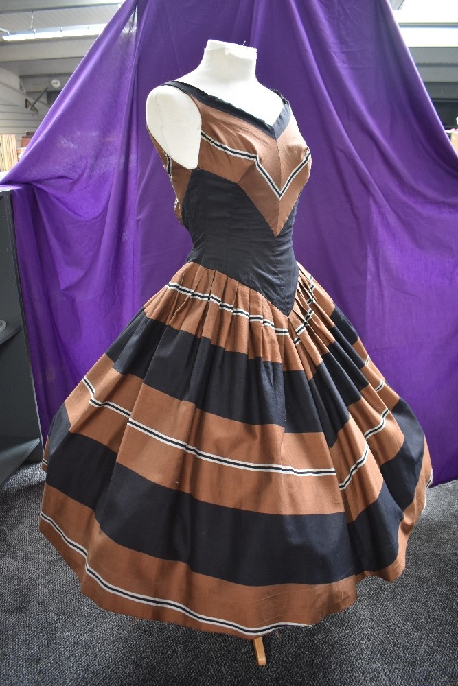 A 1950s American day dress,having fitted bodice drawing to a point in the centre, full pleated - Image 5 of 7