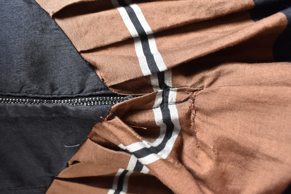 A 1950s American day dress,having fitted bodice drawing to a point in the centre, full pleated - Image 7 of 7