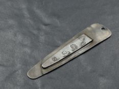 A silver bookmark, marks for London 1988, maker DJ, 6.5cm, 4.4grams.