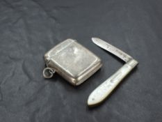 A George V silver bladed and Mother-of-Pearl mounted pocket or fruit knife, marks for Sheffield