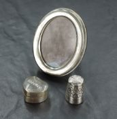 An imported .925 Sterling silver oval photograph frame, marked '*336 FI' '925' and London import