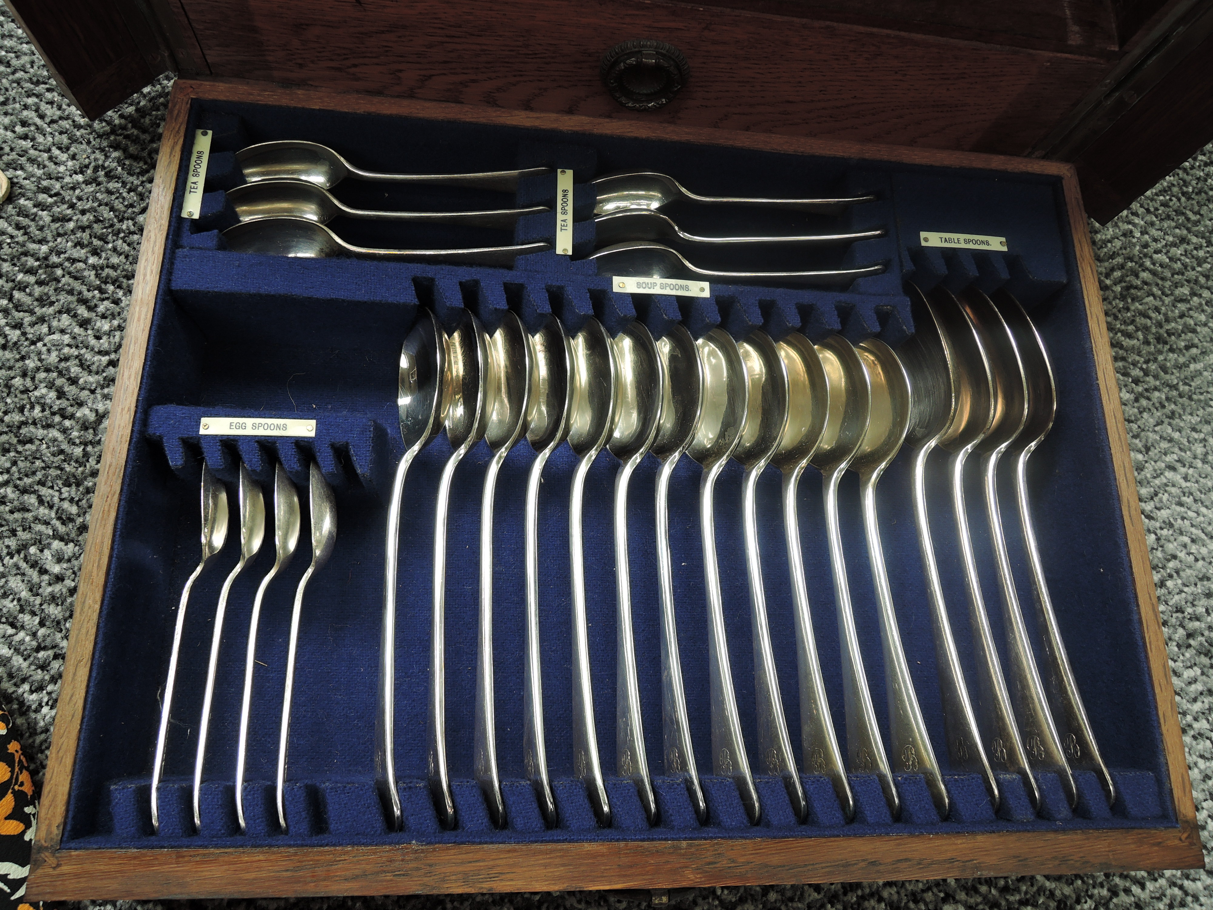 A Walker & Hall oak cased canteen of cutlery, of rectangular form, the hinged top with central - Image 7 of 13