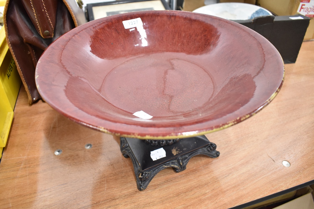 Modern footed fruit bowl having ceramic bowl on bronze effect base