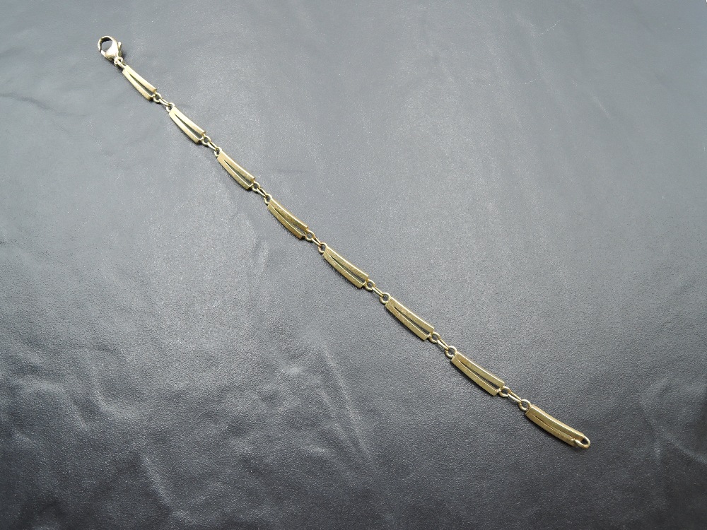 An 18ct gold metal fancy link bracelet with replacement 9ct gold clasp, approx 13g