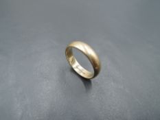 A gent's 9ct gold wedding band, size T & approx 5.4g