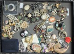 A tray of costume brooches etc, including mosaic, diamante, souvenir, enamelled etc