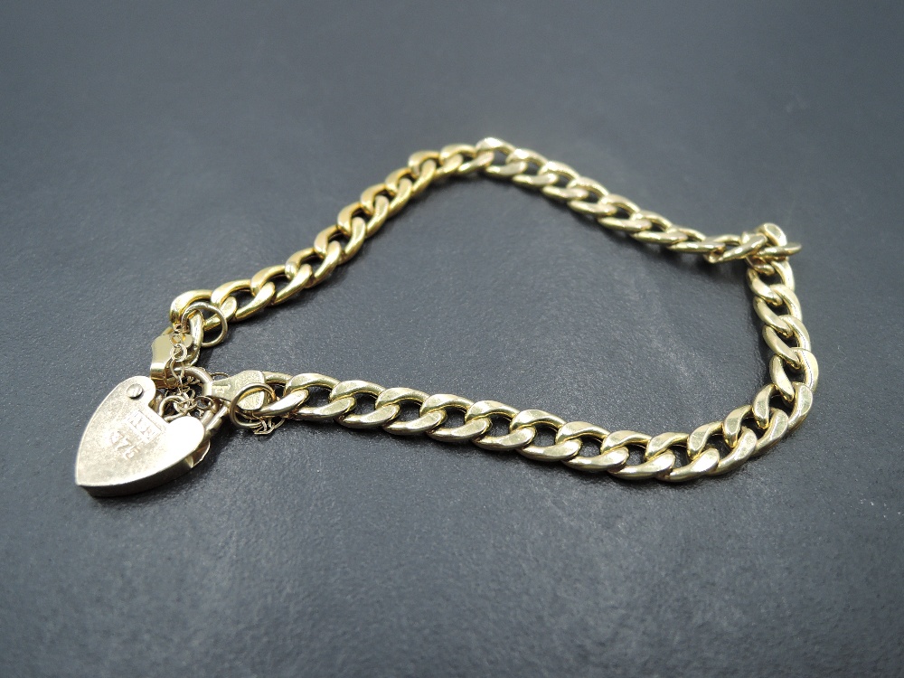 A 9ct gold curb chain bracelet with padlock clasp, approx 3.7g