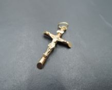 A 9ct gold crucifix pendant, approx 2.1g