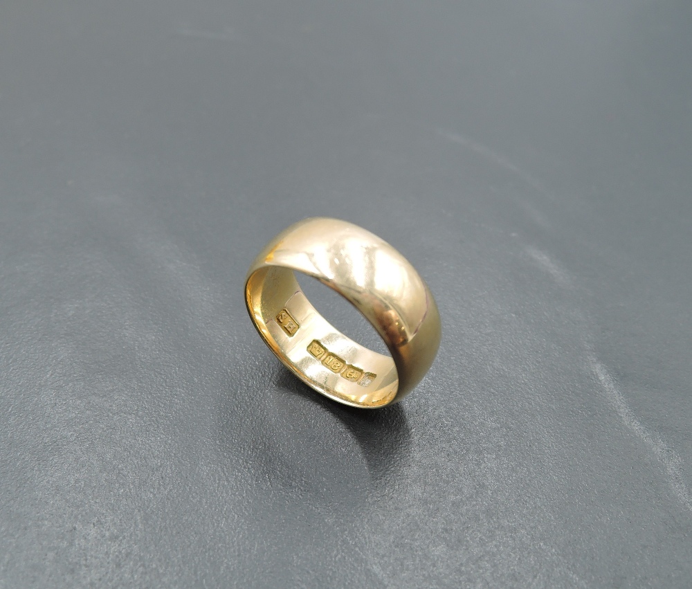 An 18ct gold wedding band, size O/P & approx 8.7g