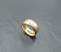 An 18ct gold wedding band, size O/P & approx 8.7g