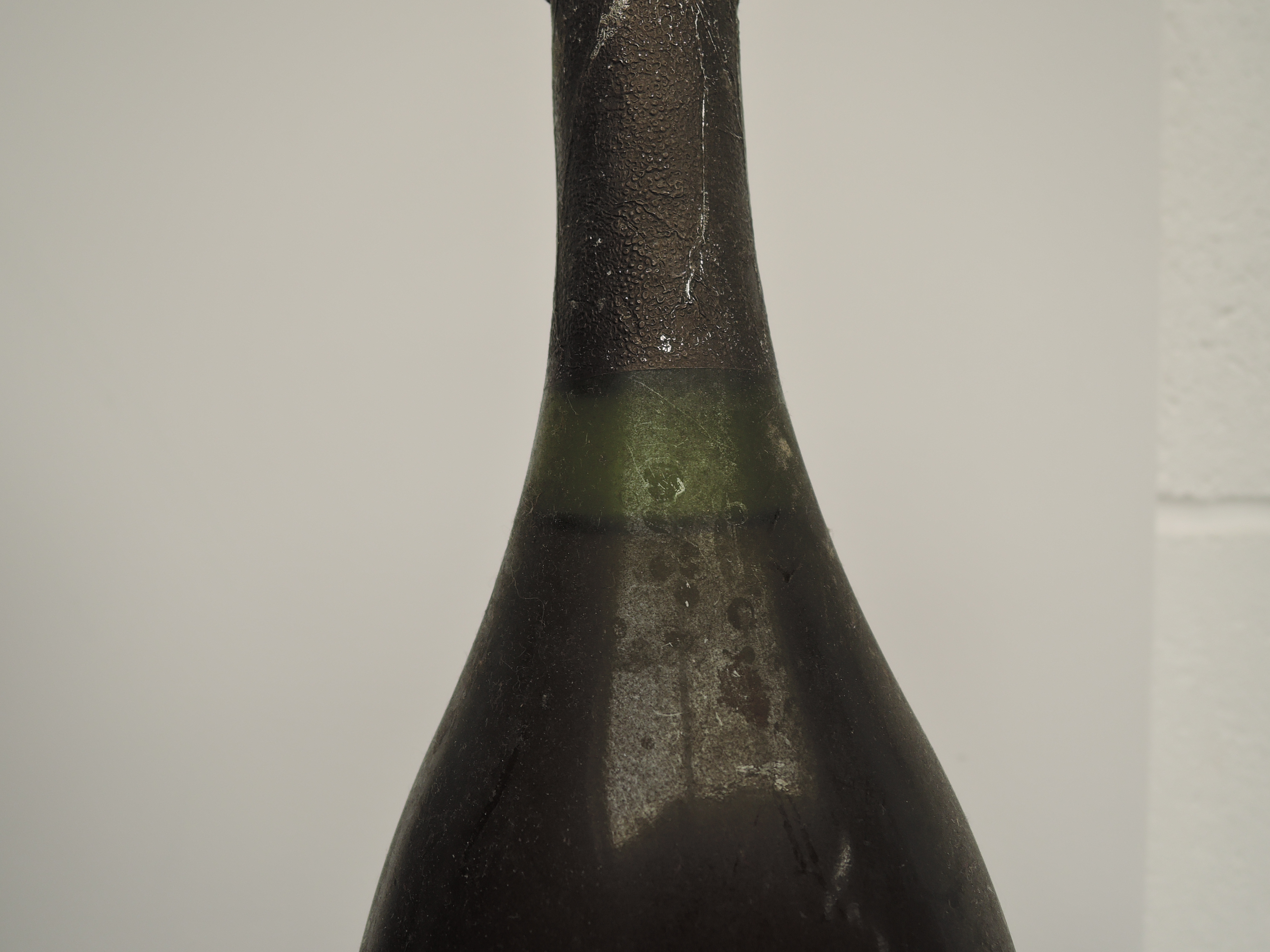 A bottle of Moet Chandon Champagne Cuvee Dom Perignon Vintage 1975, no strength or capacity stated - Image 2 of 5