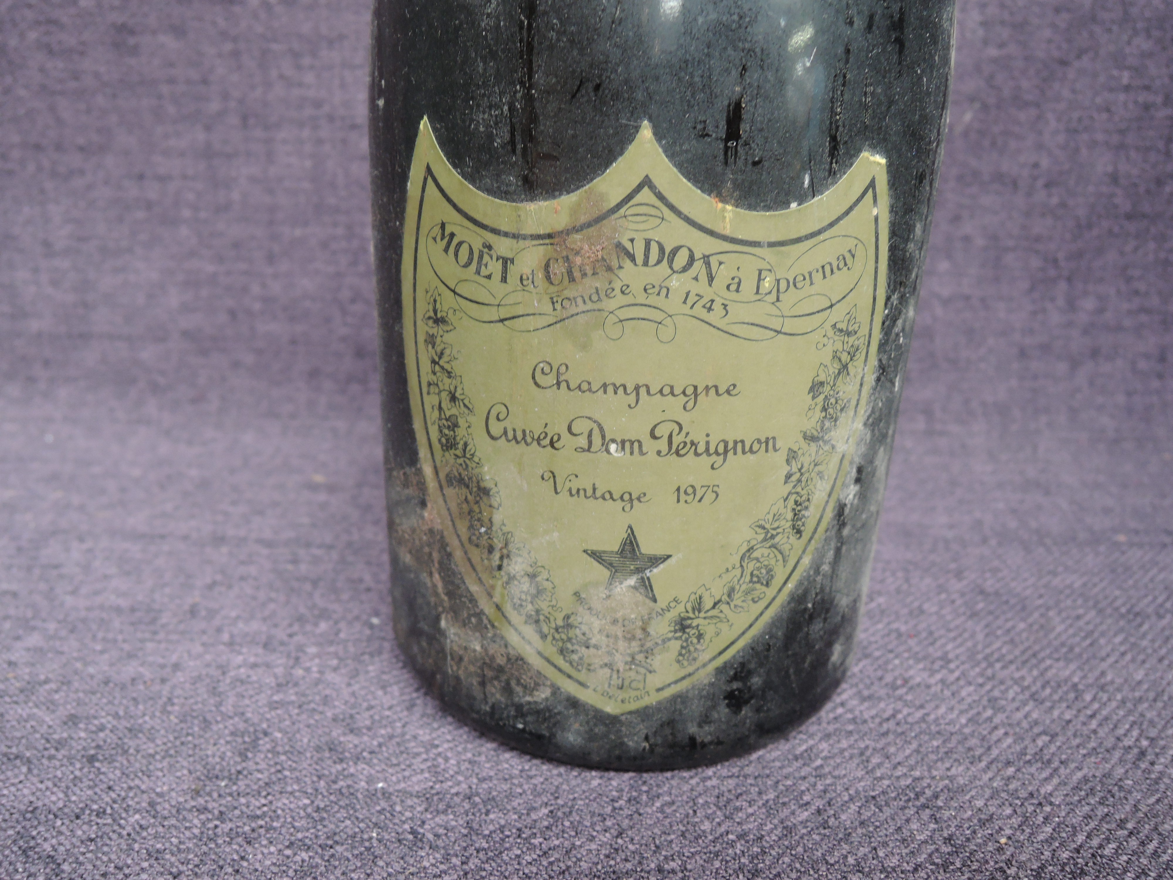 A bottle of Moet Chandon Champagne Cuvee Dom Perignon Vintage 1975, no strength or capacity stated - Image 5 of 5