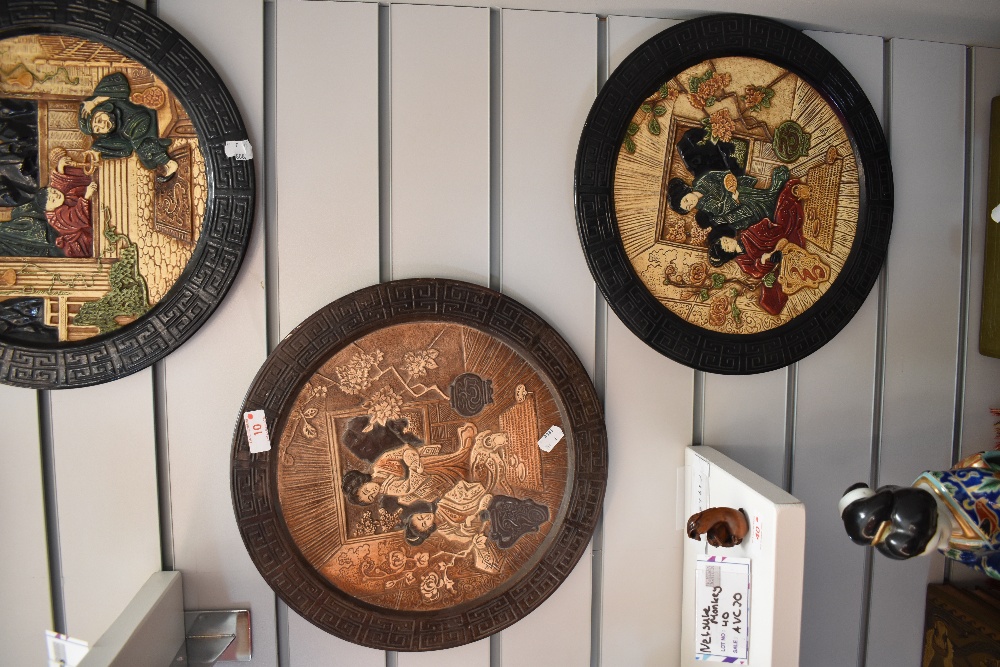 Four mid century oriental style Bretby wall plaques. - Bild 2 aus 2