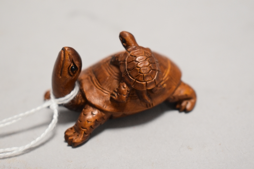 An early 20th century Japanese carved wood Netsuke of a mother tortoise with a baby climbing upon - Bild 2 aus 2
