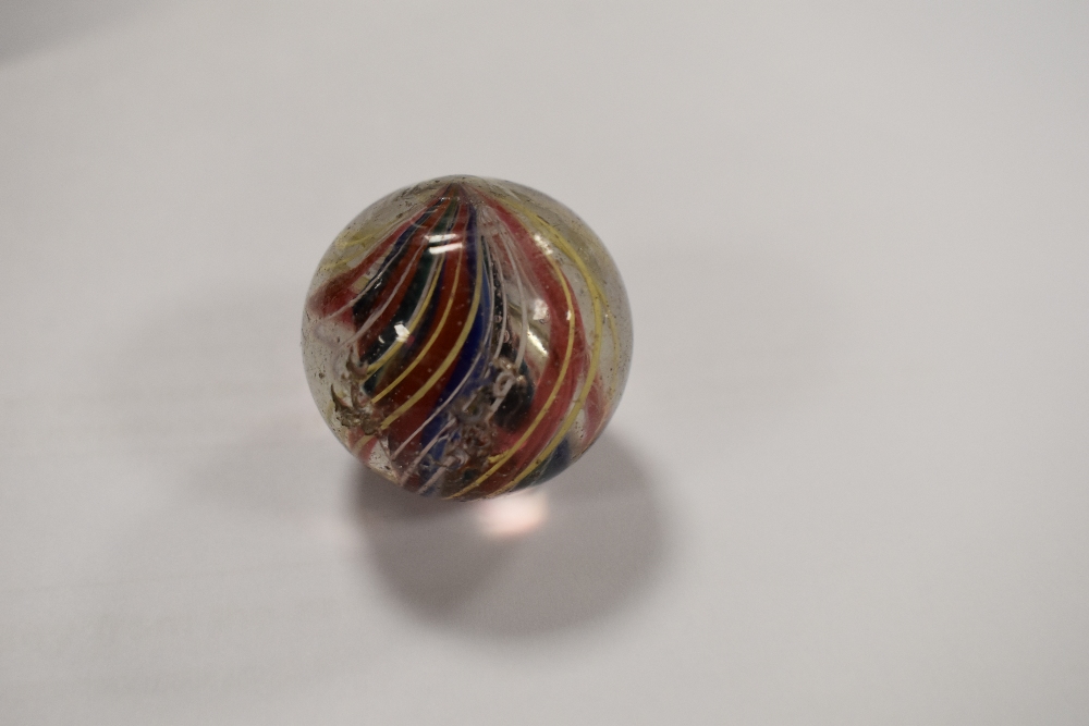 An early 20th century onion skin glass marble of large proportians. - Bild 5 aus 6