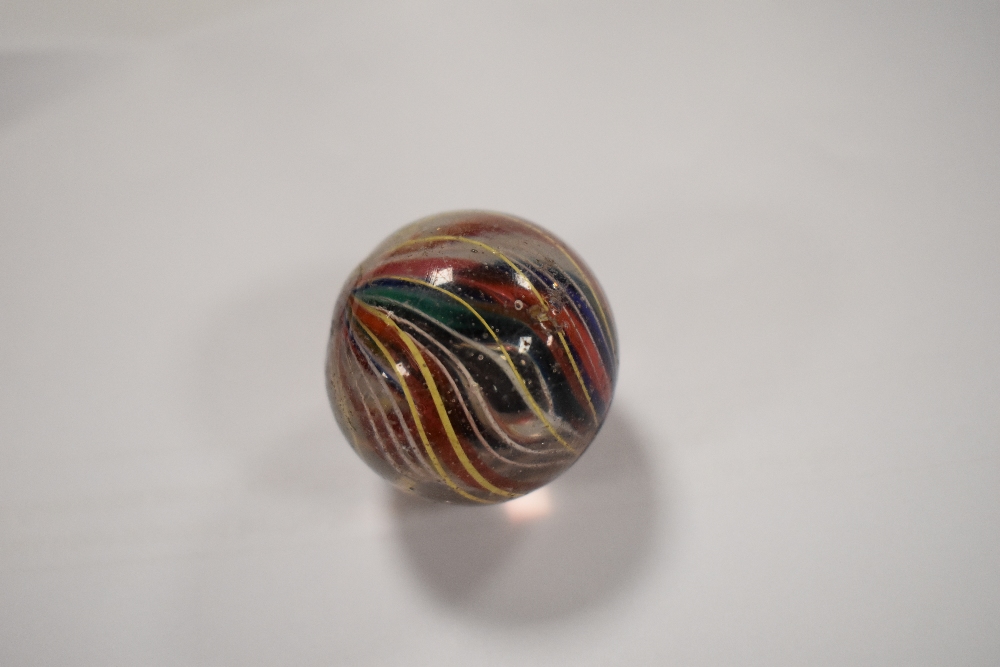 An early 20th century onion skin glass marble of large proportians. - Bild 6 aus 6