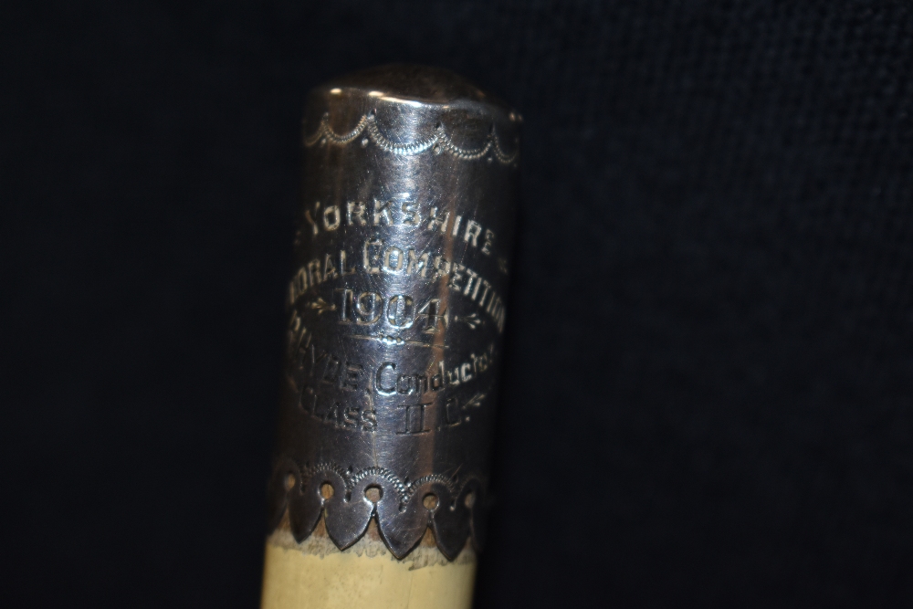 An early 20th century music conductors baton having wooden shaft with HM silver cap marked Yorkshire - Bild 2 aus 2